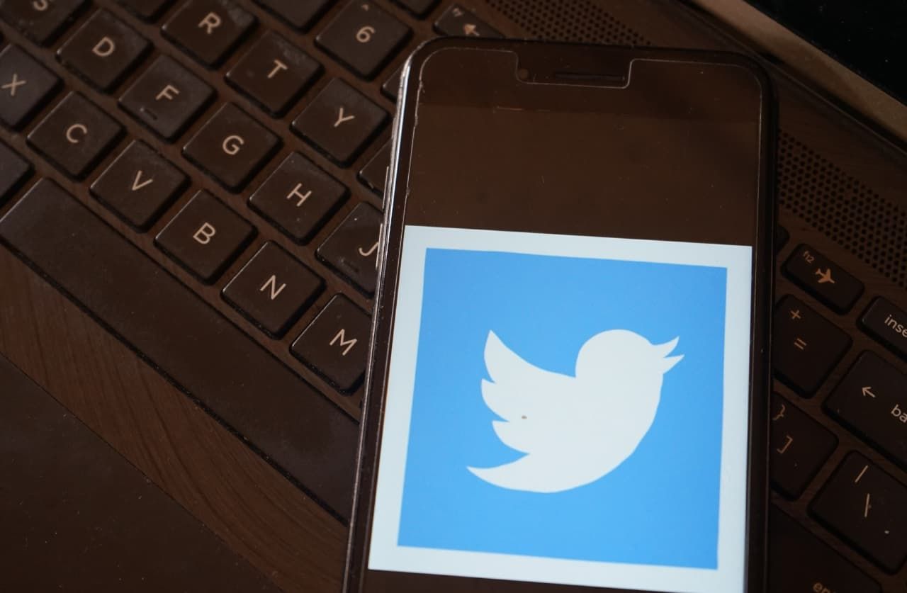 Пользователям Twitter разрешили самим помечать твиты с дезинформацией.