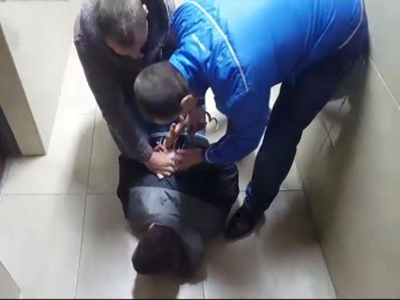 Atacat fără motiv într-un parc. Un tânăr și doi minori, reținuți