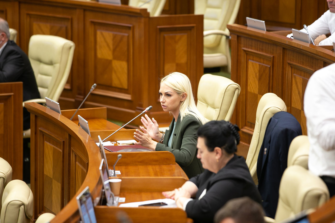 В рабочем кабинете Таубер в парламенте проходят обыски.