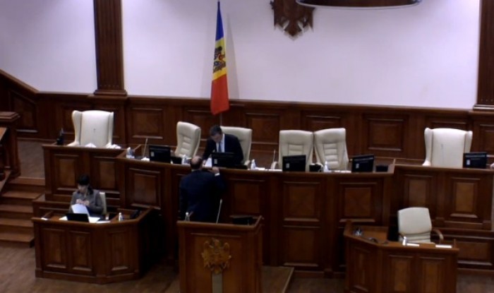 Drapelul de pe peretele din spatele prezidiului a fost demontat.