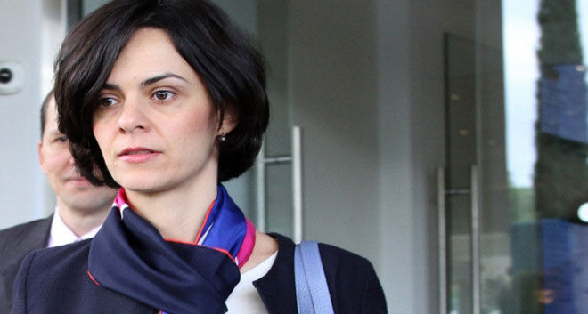În 2009, Delia Velculescu a fost coautorul unei analize a FMI dedicată economiei Greciei.