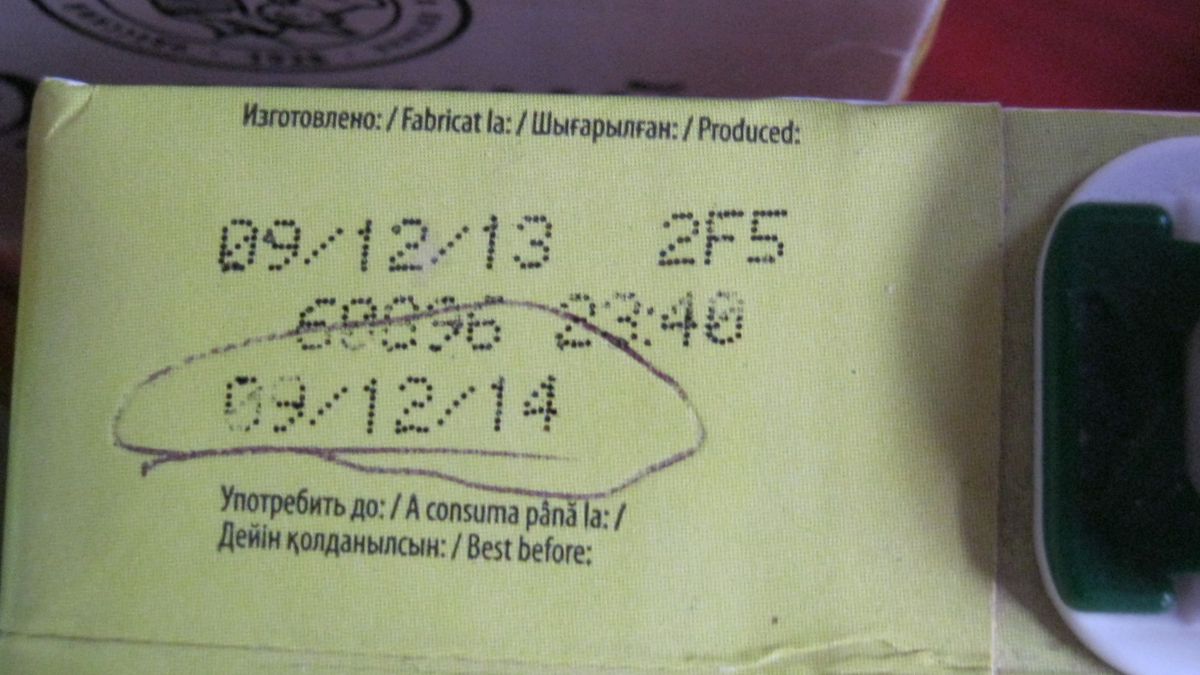 Într-un magazin se vând produse expirate de jumătate de an. Foto: consumator.gov.md