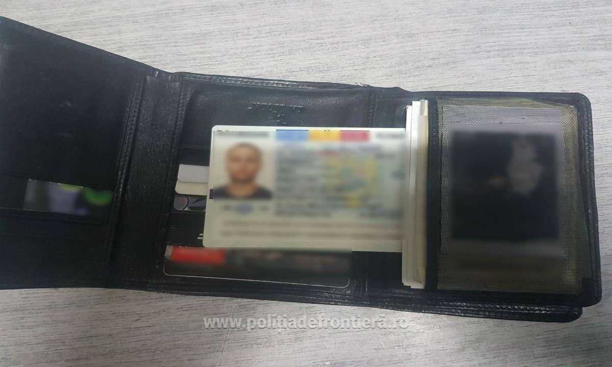 Пограничники КПП "Скулены" нашли у молдаванина поддельное удостоверение личности. Фото: politiadefrontiera.ro.