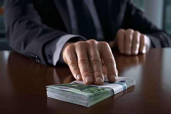 Oameni ai legii, trimişi în judecată pentru trafic de influenţă. Foto simbol: argumentua.com