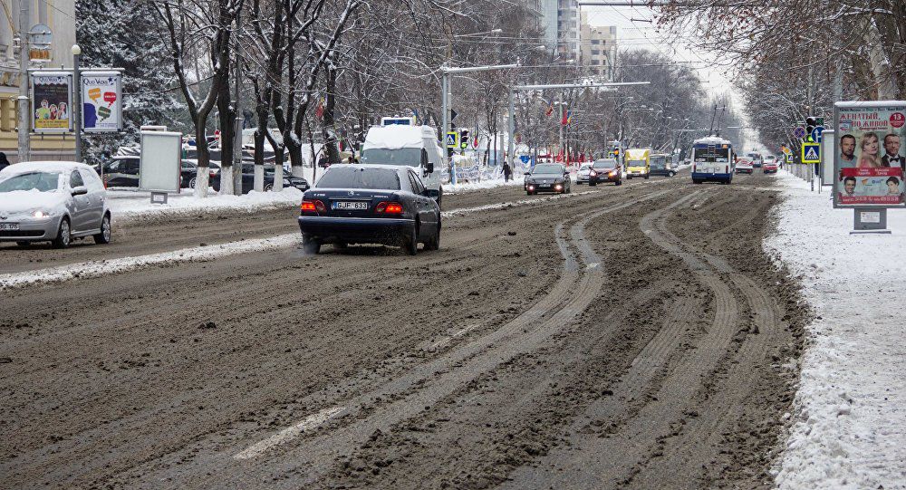 Materialul antiderapant disponibil nu va ajunge până la sfârşitul iernii. Foto: Sputnik/ Rodion Proca