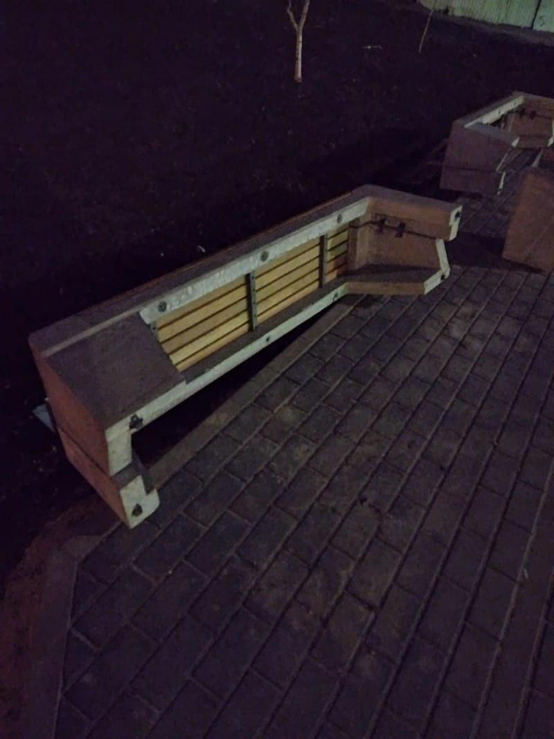 На бульваре Мирча чел Батрын вандалы перевернули скамейки.