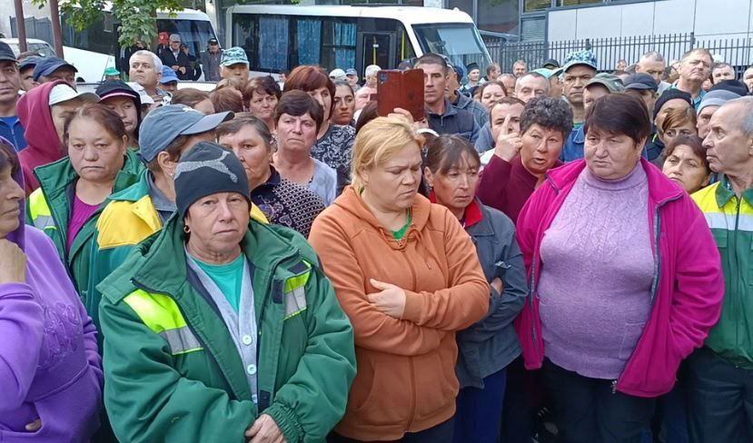 Сотрудники "Зеленого хозяйства" не вышли на работу в знак протеста.