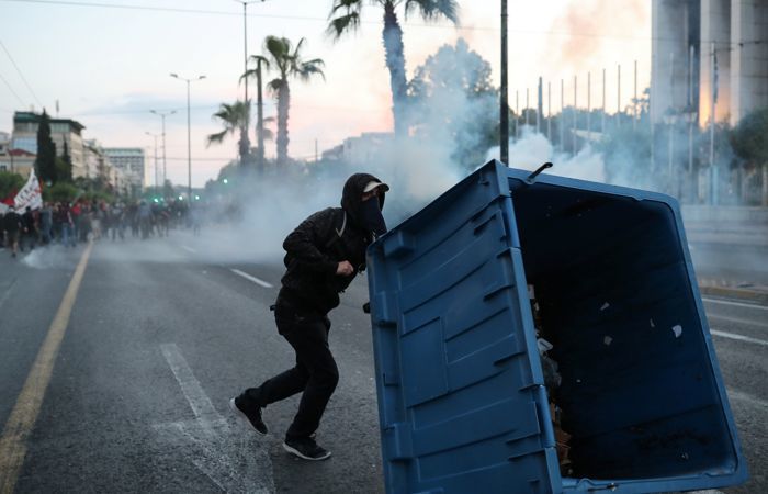 В Афинах у стен Посольства США прошла акция против полицейского насилия.