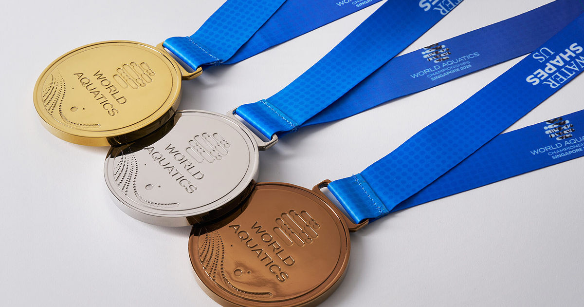 Medaliile de la Campionatul Mondial de Natație din 2025, fabricate din doze de aluminiu.