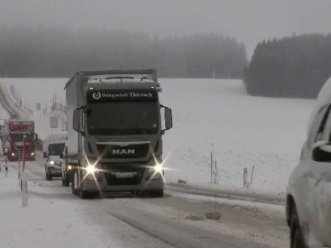 На 06:00 18 декабря 17 населенных пунктов из 7 районов страны оставались частично отключенными от электричества. Фото: dse.md.