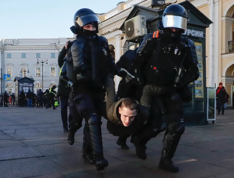 В России за день антивоенных протестов задержали почти 4,4 тыс. человек.