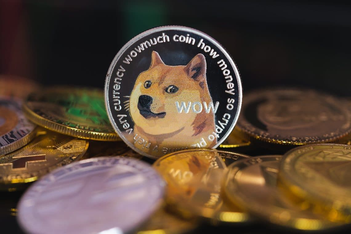 Tesla решила принимать криптовалюту Dogecoin для ряда товаров.