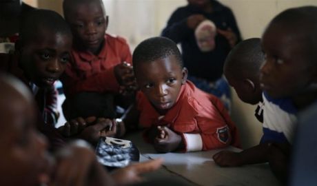 Sute de mii de copii riscă să moară de foame în Congo