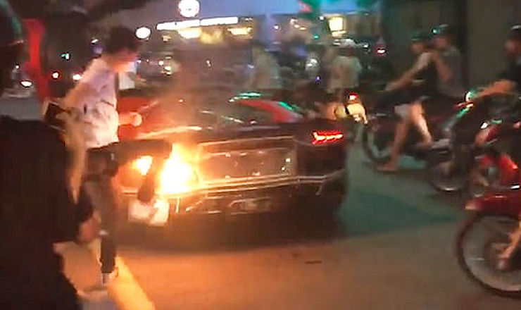 Во Вьетнаме водитель Lamborghini чуть не сжёг свой автомобиль. 