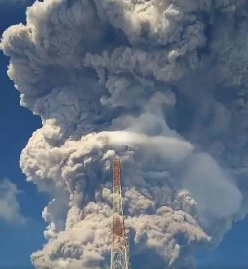 Alertă în Indonezia: Imaginile neputinței după erupția unui vulcan. Foto: digi24.ro