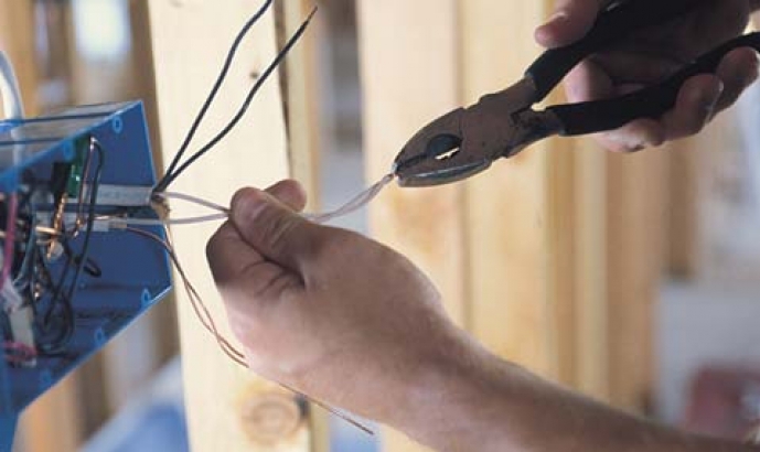 Doi bărbaţi care nu au ţinut cont de avertizările legate de securitatea electrică au murit electrocutați.