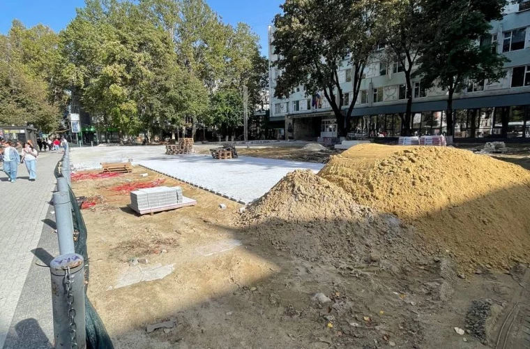 Scuarul din preajma Liceului Gheorghe Asachi este în proces de reabilitare.