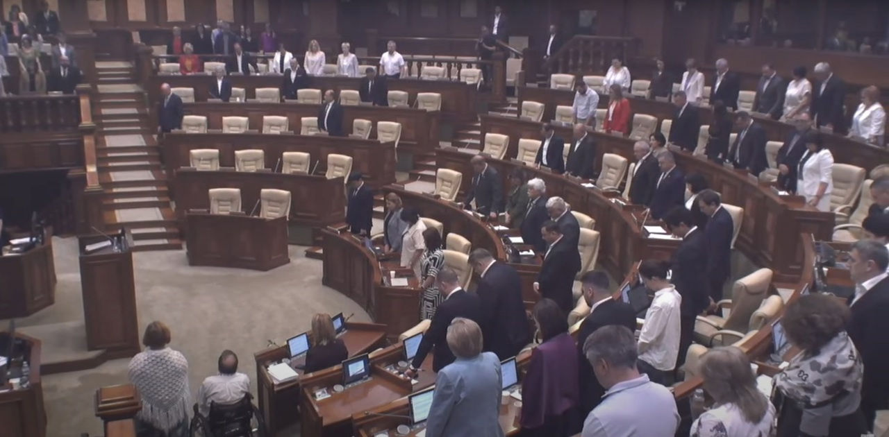 Minut de reculegere în Parlament pentru victimele din Ucraina și din Orientul Mijlociu.