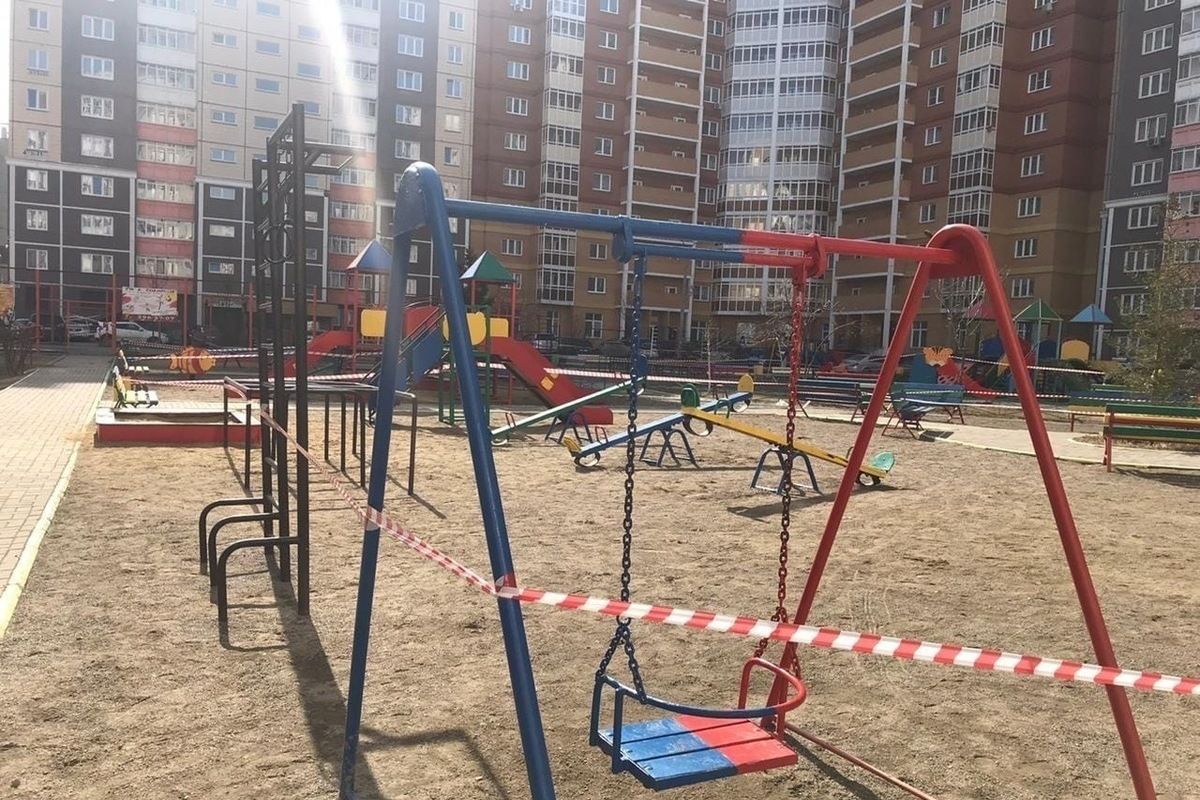 Доступ на детские площадки в столице остается ограниченным.