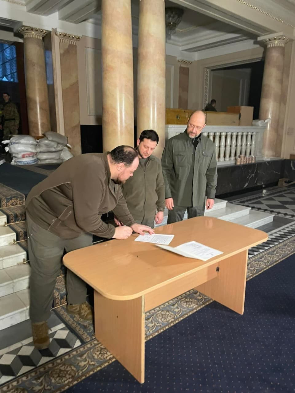 Зеленский подписал заявку Украины на вступление в Европейский союз.