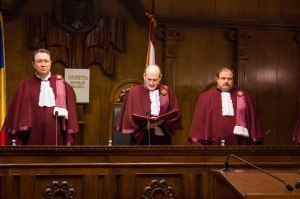 Norma legală a fost contestată la CC de deputatul neafiliat Sergiu Sârbu care a motivat  că prevederea încalcă principiile independenţei Curţii și-i blochează activitatea.