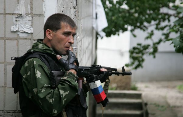 Soldat separatist în estul Ucrainei, cu steagul Rusiei pe încărcătorul armei. Foto: evz.ro