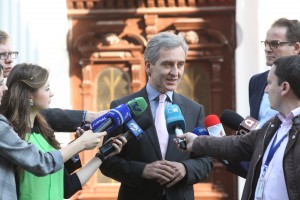  Premierul Iurie Leancă este de acord ca miniștrii sau alți funcționari publici să fie imediat suspendați din funcție dacă apar suspiciuni probate că ar fi părtași la acte de corupție. 