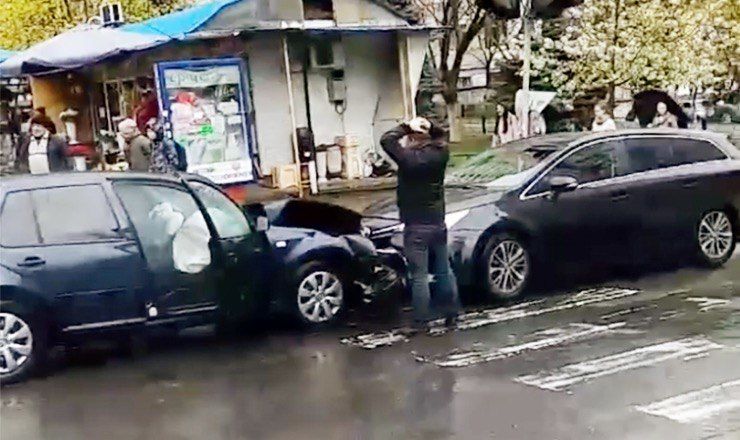 Момент аварии на Рышкановке попал на видео.