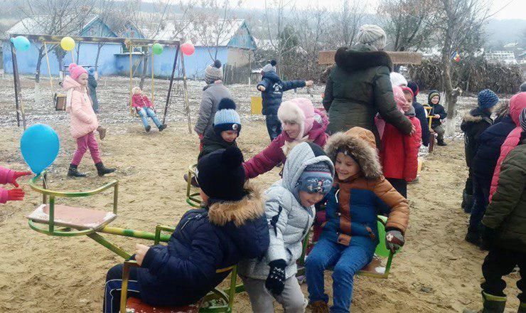 В зоне отдыха установлены горки и качели для детей. 