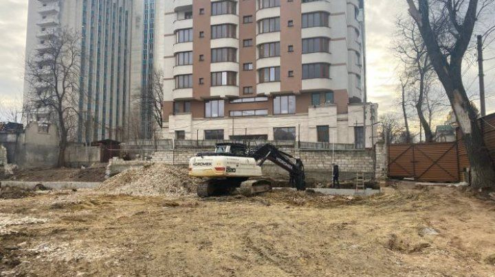 На улице Лазо возобновили незаконную стройку.