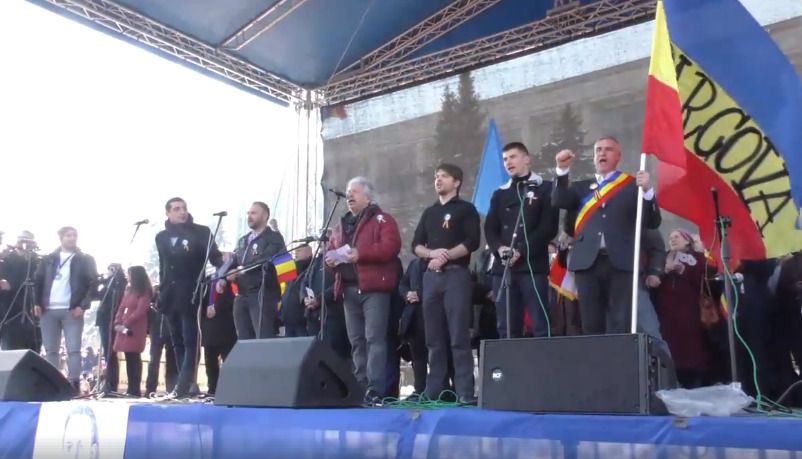 Cо сцены митинга унионистов к нацменьшинствам обратились на русском.