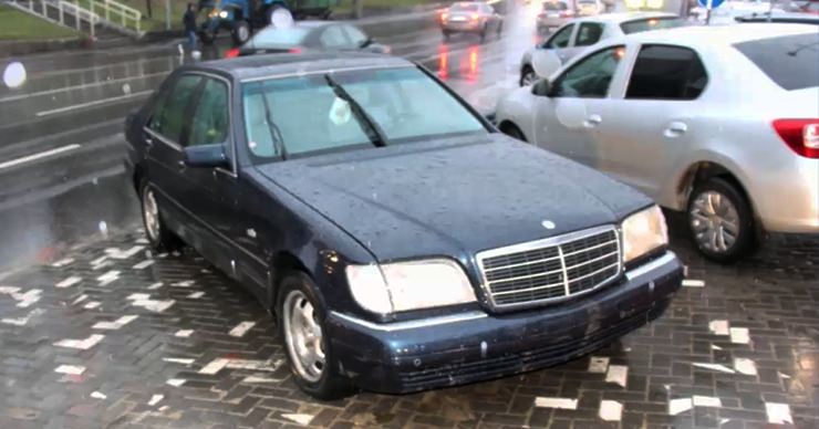 Сотрудники автомойки угнали Mercedes.