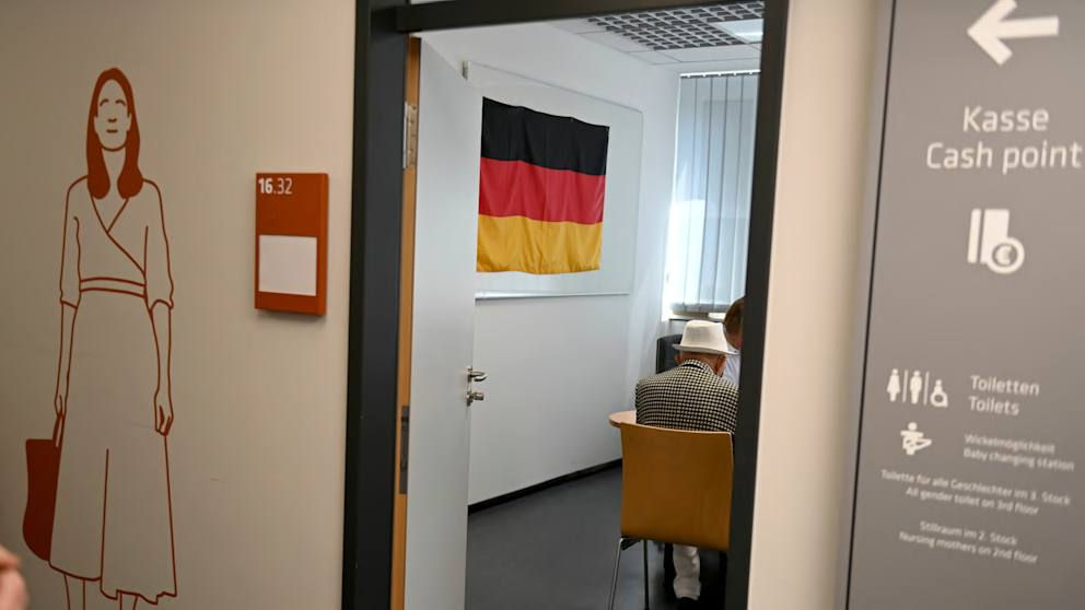 Serviciul de migrație din München, suspectat de organizarea unei scheme: Permis de ședere pentru 150 de euro.