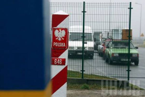 Поток иммигрантов и добивавшихся статуса беженца людей в Польшу и другие европейские государства постоянно увеличивался.