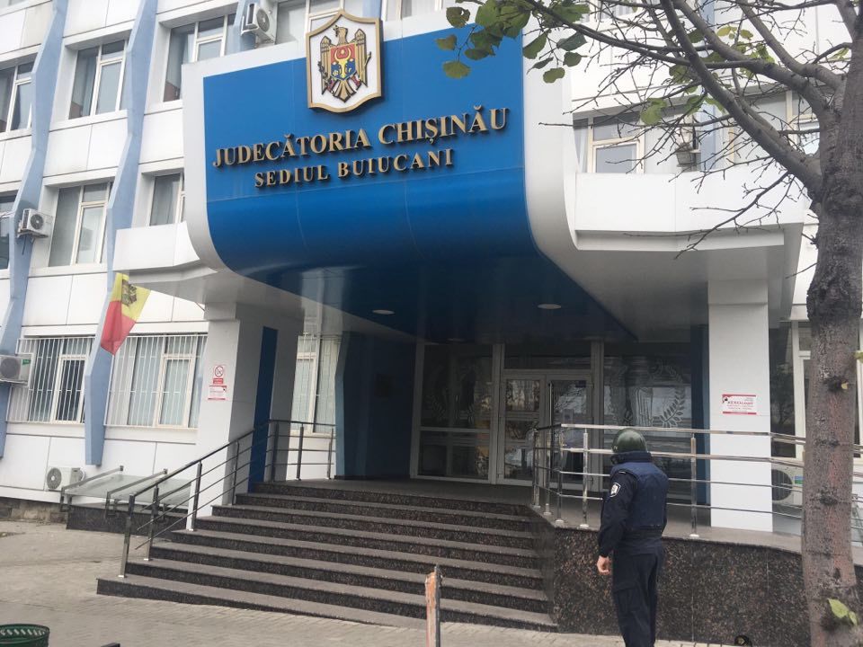 Сообщение о бомбе в суде сектора Буюканы: проходит эвакуация людей.