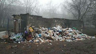 Muncitorii şi carabinieri continuă să curăţe oraşul Bălţi de gunoi