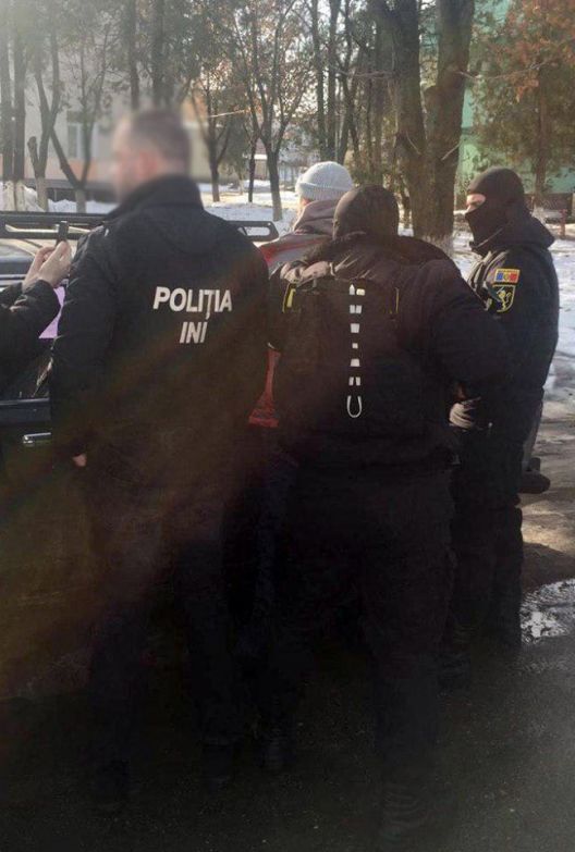 Задержан член преступной группы, занимавшейся незаконной продажей оружия.