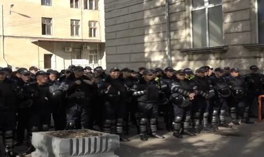 Тысячи полицейских стянуты к зданию суда, где находится Усатый.