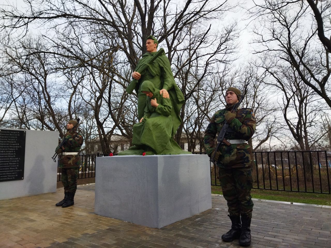 В селе Виишоара открыли восстановленный при поддержке российского посольства мемориал советским воинам.