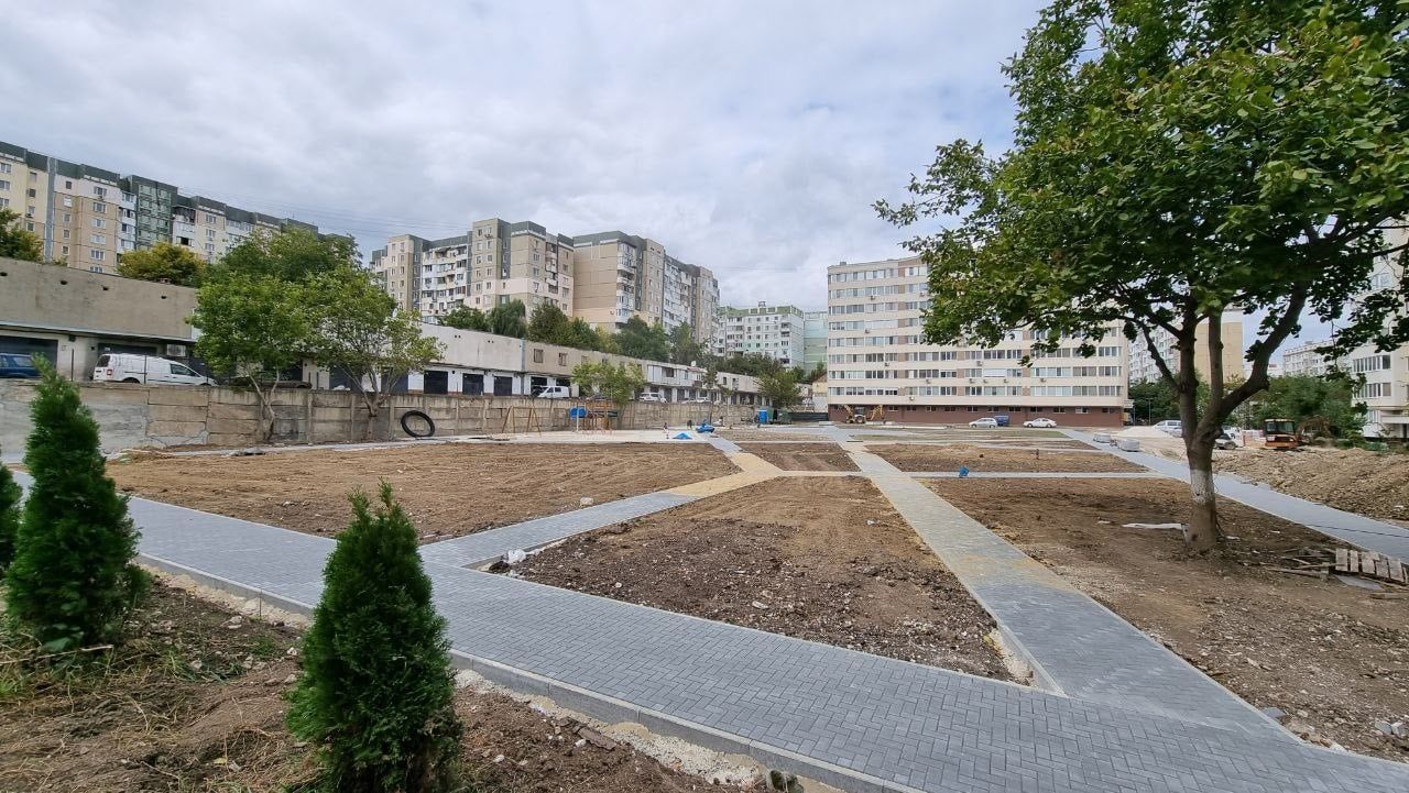На Чеканах завершаются работы по благоустройству одной из зелёных зон