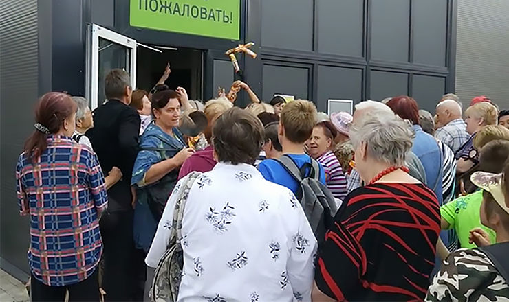 Озлобленных белорусов забросали мороженым.