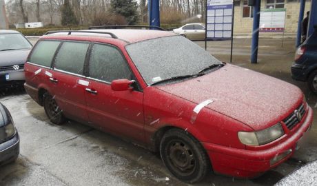 La volan, cu nereguli în acte. Asta au descoperit poliţiştii de frontieră de la punctul de trecere Sculeni în cazul unui tânăr de 21 de ani, care conducea un Volkswagen Passat, înmatriculat în Polonia.
