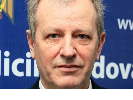 Чиновник заявил, что он лично никогда не выписывал лицензий на размещение аптек, а Национальный план размещения аптек не принят по вине парламента, который его так и не рассмотрел.