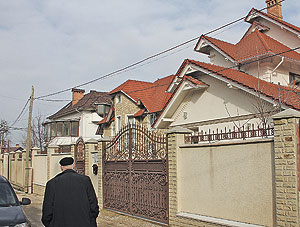 Un judecător şi un procuror şi-au construit case de lux pe stadionul unui liceu.