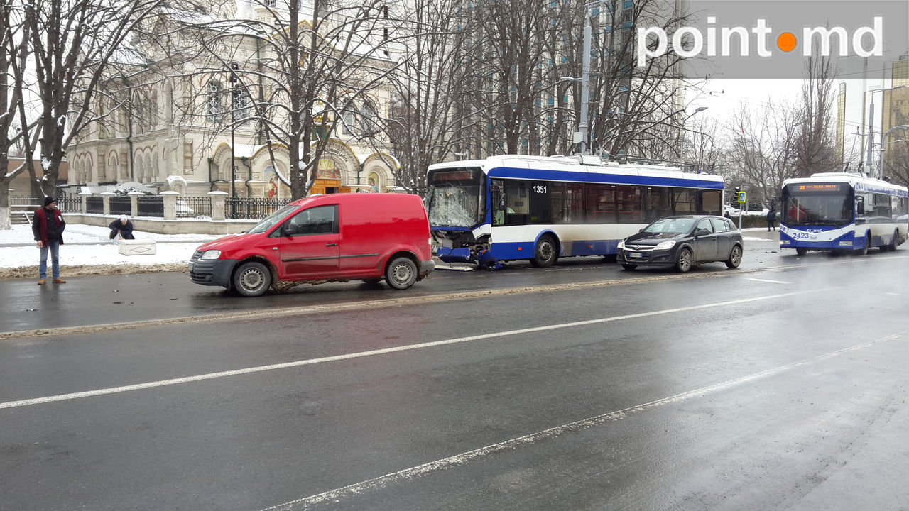 Очевидцы аварии говорят, что автомобиль такси проехал на красный свет светофора.