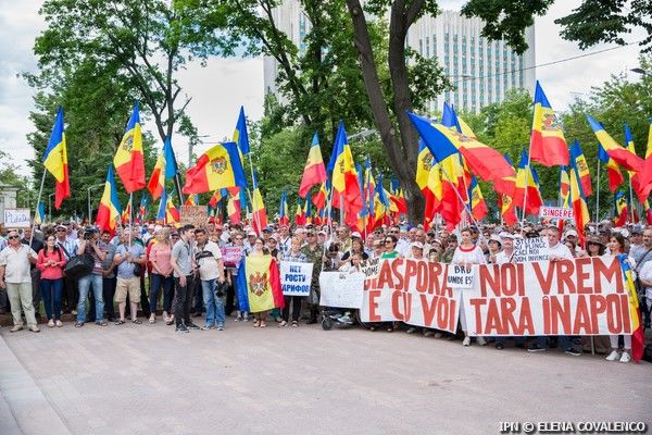 К акции протеста присоединились и представители оппозиции – партия „Платформа Достоинство и правда”, Партия действия и солидарности, Либерально-демократическая партия и „Наша партия”. 