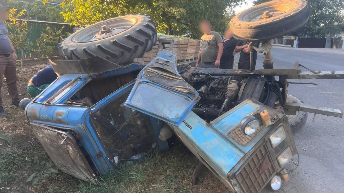 Un tractor s-a răsturnat la Briceni: Șoferul de 19 ani a ajuns la spital.