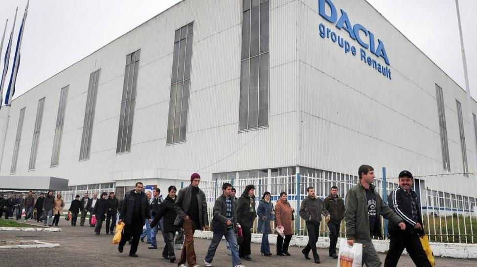 Dacia сократит 1200 сотрудников в Румынии после переноса производства в другие страны.