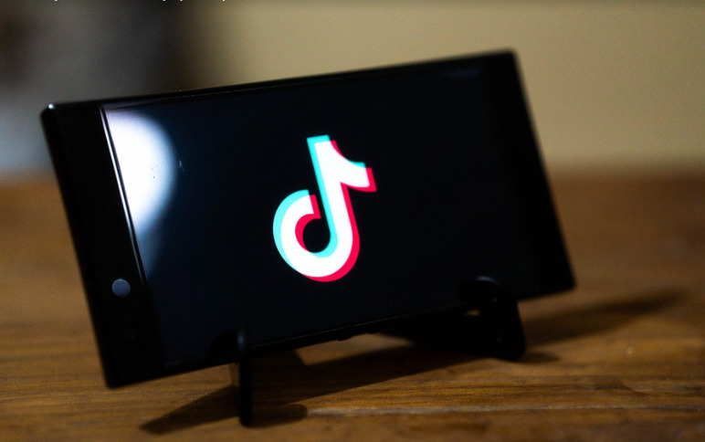 Жест из TikTok помог 16-летней девушке спастись от похитившего её педофила.