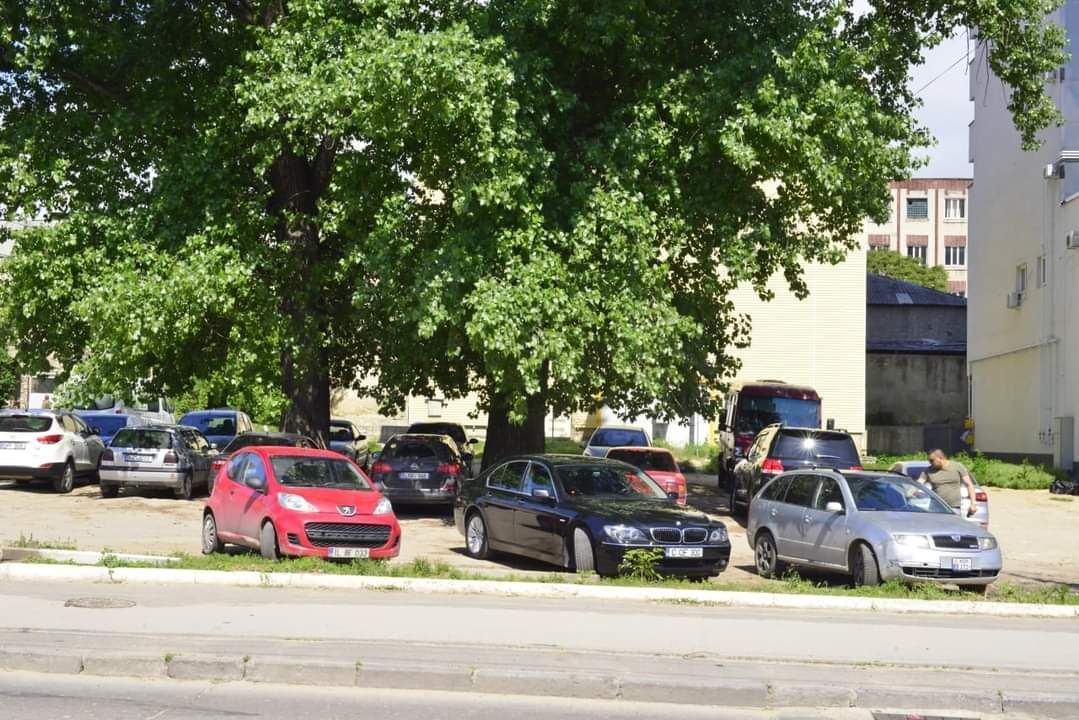 Желающие обустроить парковки во дворах домов получат поддержку от мэрии, сообщил Чебан.